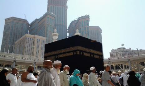 Ritual Tawaf yang dilakukan jamaah haji atau umrah dengan mengelilingi Kabah tujuh kali.