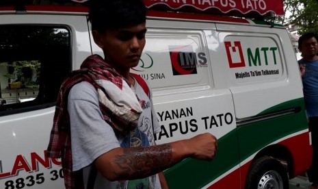 Rival (22 tahun) salah seorang peserta yang mendaftar dalam program Layanan Hapus Tato di halaman Masjid Cut Meutia, Jakarta Pusat, Sabtu (27/1).