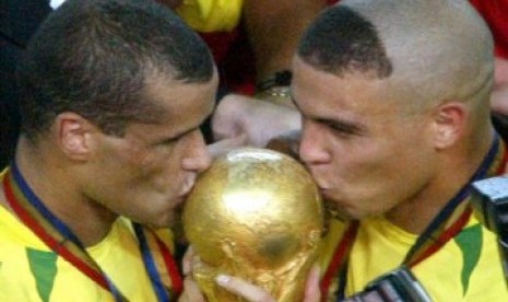 Ronaldo dengan gaya rambut kuncung saat mengantar Brasil juara Piala Dunia 2002