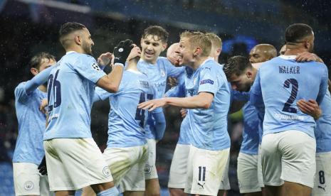 Riyad Mahrez dari Manchester City, kiri, merayakan bersama rekan setimnya setelah mencetak gol kedua timnya dalam pertandingan sepak bola leg kedua semifinal Liga Champions antara Manchester City dan Paris Saint Germain di Stadion Etihad, di Manchester, Selasa, 4 Mei 2021.