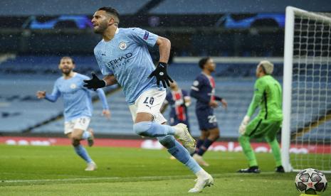 Riyad Mahrez dari Manchester City melakukan selebrasi setelah mencetak gol kedua timnya dalam pertandingan sepak bola leg kedua semifinal Liga Champions antara Manchester City dan Paris Saint Germain di Stadion Etihad, di Manchester, Selasa, 4 Mei 2021.