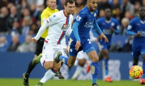 Riyad Mahrez (kanan) mengejar bola.