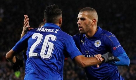 Riyad Mahrez (kiri) dan Islam Slimani.