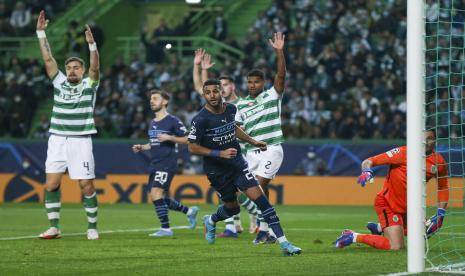 Riyad Mahrez mencetak gol pertama untuk Manchester City ke gawang Sporting CP  pada pertandingan leg pertama babak 16 besar Liga Champions di Stadion Jose Alvalade, Rabu (16/2) dini hari WIB