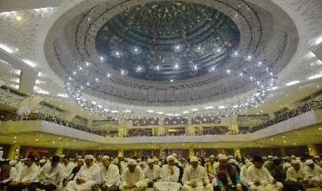 Riyadhah berarti tidak meninggalkan shalat dan zikir.