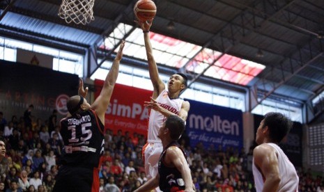 Rizal Falconi (memasukkan bola) saat membela Garuda Bandung pada IBL musim 2016. Falconi kini membela Satria Muda Pertamina.