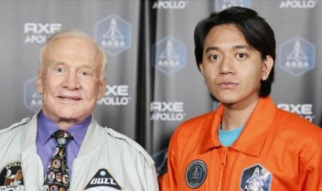 Rizman Nugraha bersama Buzz Aldrin, mantan astronot AS dan orang kedua yang berjalan di bulan. (Foto: Dok/ AXE Indonesia). 