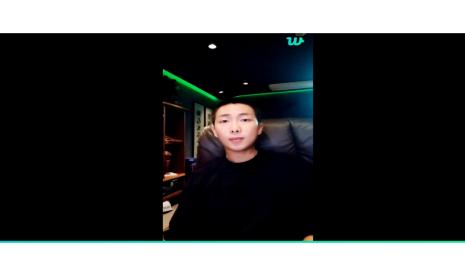 RM BTS saat melakukan siaran live di Weverse (ilustrasi). RM mengunggah surat cinta untuk Army di aplikasi Weverse. 