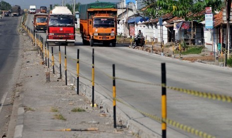 Roads in North Coast (Pantura) in Brebes, Central Java, are still under construction. The road lanes in the area become the busiest traffict in Eid season.