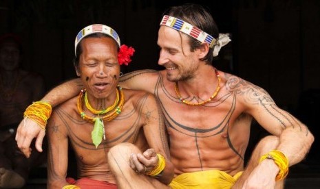 Rob Henry hidup bersama suku Mentawai selama 8 tahun.