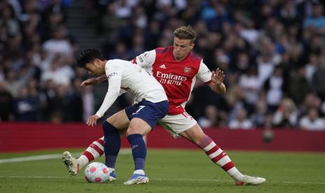 Rob Holding dari Arsenal, kanan, dan Son Heung-min dari Tottenham berebut bola selama pertandingan sepak bola Liga Premier Inggris antara Tottenham Hotspur dan Arsenal di stadion Tottenham Hotspur di London, Inggris, Kamis, 12 Mei 2022.