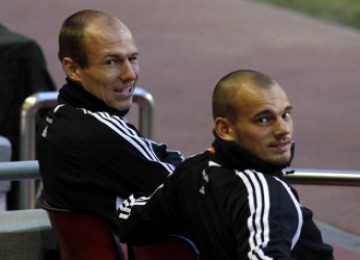 Robben dan Sneijder saat duduk di bangku cadangan Madrid.