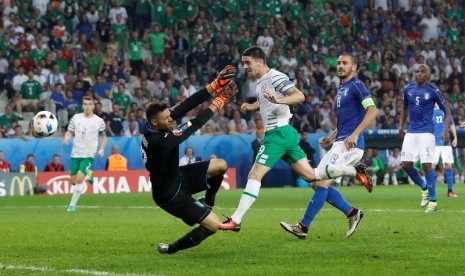 Robbie Brady (putih) saat membobol gawang Italia.