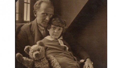 Robert A Milne dan anaknya Christopher Robin Milne dan beruangnya yang bernama Pooh. 