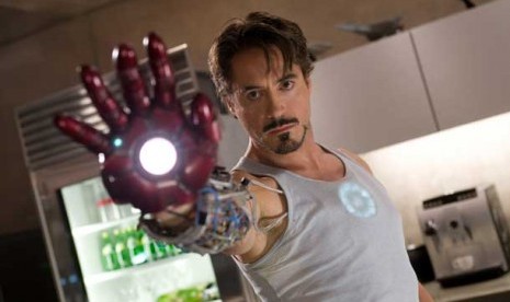 Aktor Robert Downey Jr beraksi dengan kostum Iron Man.