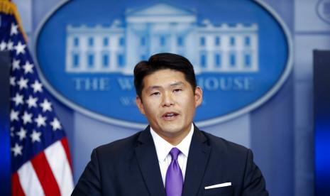 Robert Hur berbicara selama konferensi pers di Gedung Putih di Washington, 27 Juli 2017. Hur akan memimpin penyelidikan kasus dokumen rahasia negara yang melibatkan Presiden AS Joe Biden. (Foto AP/Alex Brandon, File)