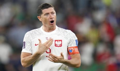  Robert Lewandowski dari Polandia bereaksi selama pertandingan sepak bola babak 16 besar Piala Dunia antara Prancis dan Polandia, di Stadion Al Thumama di Doha, Qatar, Ahad, 4 Desember 2022. 