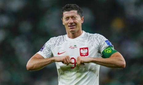  Robert Lewandowski dari Polandia merayakan gol ke-2 timnya selama pertandingan sepak bola grup C Piala Dunia antara Polandia dan Arab Saudi, di Stadion Education City di Al Rayyan, Qatar, Sabtu, 26 November 2022. 