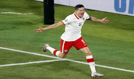 Robert Lewandowski dari Polandia merayakan setelah mencetak gol penyeimbang 1-1 selama pertandingan sepak bola babak penyisihan grup E UEFA EURO 2020 antara Spanyol dan Polandia di Seville, Spanyol, 19 Juni 2021.