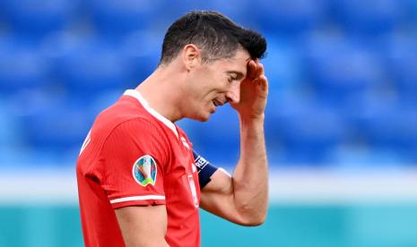 Robert Lewandowski dari Polandia selama pertandingan sepak bola babak penyisihan grup E UEFA EURO 2020 antara Swedia dan Polandia di St.Petersburg, Rusia, 23 Juni 2021.