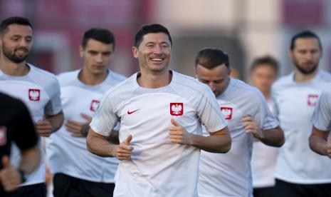 Robert Lewandowski dari Polandia (tengah) berlatih bersama rekan satu timnya saat sesi latihan di Doha, Qatar, Sabtu, 3 Desember 2022. Polandia akan melawan Prancis di babak 16 besar turnamen sepak bola Piala Dunia pada 4 Desember. 