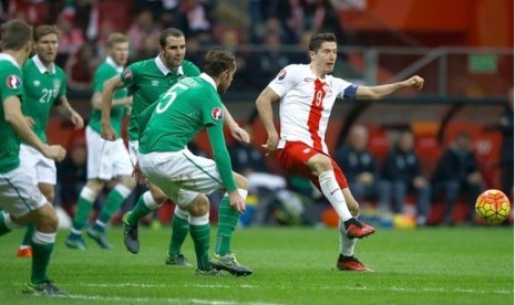 Robert Lewandowski (kanan) dijaga para pemain Irlandia.