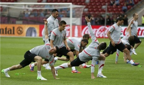  Robert Lewandowski (kiri), striker timnas Polandia, bersama rekan setim melakukan pemanasan dalam sesi latihan jelang laga lawan Yunani di Warsawa, Polandia, pada Kamis (7/6). 