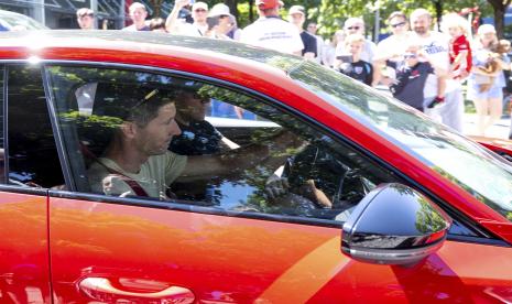  Robert Lewandowski meninggalkan tempat latihan FC Bayern Muenchen di mobilnya setelah pelatihan, di Muenchen, Jerman, Sabtu, 16 Juli 2022. Barcelona akan merekrut striker Polandia Robert Lewandowski dari Muenchen setelah klub mencapai kesepakatan prinsip untuk transfernya.