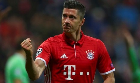 Robert Lewandowski seusai mencetak gol untuk Bayern Muenchen.