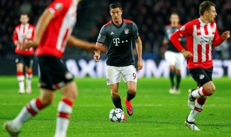 Robert Lewandowski (tengah).