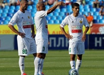 Roberto Carlos (tengah) dan rekan-rekannya di FC Anzhi.