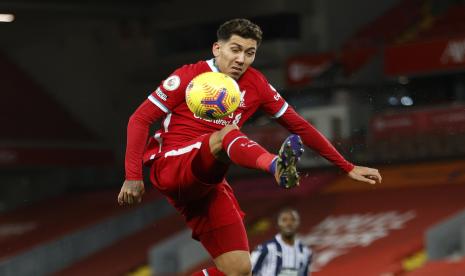 Roberto Firmino dari Liverpool melompat untuk mengontrol bola selama pertandingan sepak bola Liga Premier Inggris antara Liverpool dan West Bromwich Albion di stadion Anfield di Liverpool, Inggris, Minggu 27 Desember 2020. 