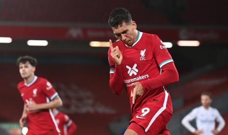 Roberto Firmino (kanan) dari Liverpool merayakan setelah mencetak gol 3-0 selama pertandingan sepak bola Liga Utama Inggris antara Liverpool FC dan Leicester City di Liverpool, Inggris, 22 November 2020. EPA-EFE / Laurence Griffiths