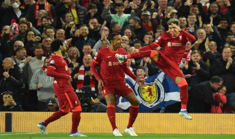 Roberto Firmino (kanan) melakukan selebrasi seusai menjebol gawang Benfica di Anfield, Kamis (14/4/2022).