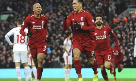 Roberto Firmino (kanan) merayakan gol kedua Liverpool yang dicetaknya ke gawang Crystal Palace.