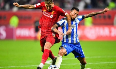 Roberto Firmino (Kanan) saat mencoba melewati pemain Monterrey, pada laga Piala Dunia Antarklub, Kamis dini hari.