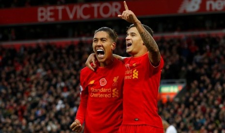 Roberto Firmino (kiri) merayakan golnya ke gawang Watford bersama Philippe Coutinho.