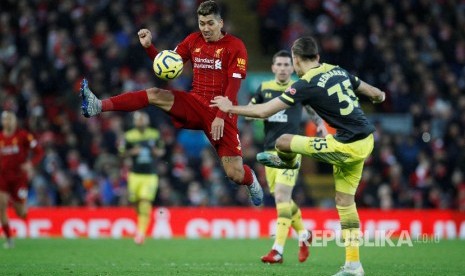 Roberto Firmino mengontrol bola  pada laga antara Liverpool melawan Southampton di Stadion Anfield, Liverpool, Ahad (2/2) dini hari. 