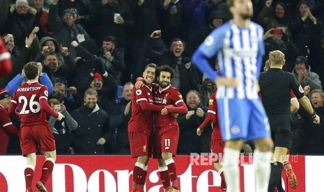 Roberto Firmino merayakan gol ketiga Liverpool dengan rekan setimnya Mohamed Salah pada pertandingan Liga Primer Inggris antara Brighton dan Liverpool di Amex Stadium, Brighton Hove & Albion, Brighton,  (3/12) dini hari.