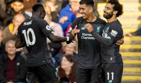 Roberto Firmino (tengah) merayakan golnya ke gawang Burnley bersama rekan-rekannya.