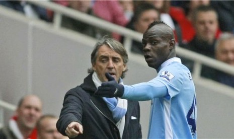 Roberto Mancini (kiri) dan Mario Balotelli