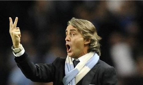 Roberto Mancini, manajer Manchester City, memberikan instruksi saat timnya menghadapi Liverpool di laga Liga Primer Inggris di Stadion Etihad, Manchester, Ahad (3/2) 