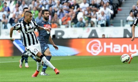 Roberto Pereyra (kiri) saat mencetak gol ke gawang Napoli.