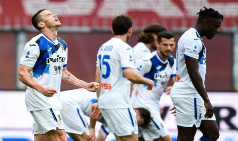 Robin Gosens (kiri) dari Atalanta merayakan dengan rekan satu timnya setelah mencetak gol pada pertandingan sepak bola Serie A Italia antara Genoa CFC vs Atalanta BC di Stadion Luigi Ferraris di Genoa, Italia, 15 Mei 2021. 