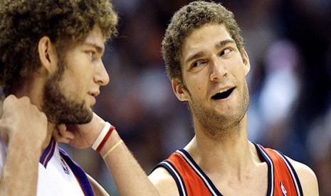 Robin Lopez (kiri) dan Brook Lopez 