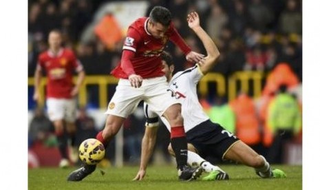 Robin van Persie berusaha melewati pemain Tottenham Hotspur Federico Fazio dalam laga lanjutan Liga Primer Inggris, Ahad (28/12).