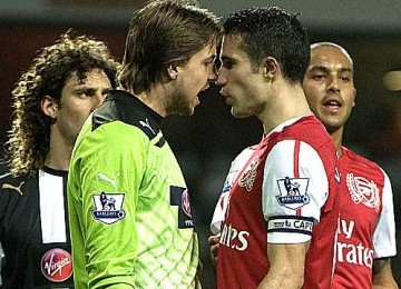 Robin van Persie dan Tim Krul (kanan) terlibat adu mulut.