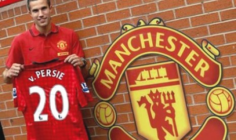 Robin Van Persie dengan kostum nomor 20