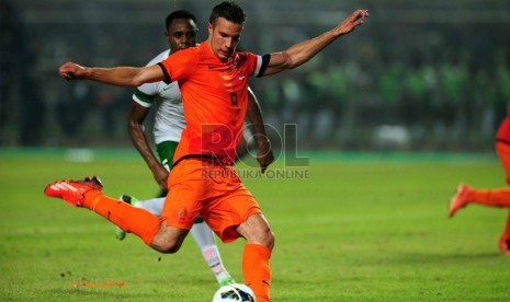  Robin Van Persie dibayangi pemain Indonesia saat laga persahabatan Indonesia vs Belanda di Stadion Gelora Bung Karno, Senayan, Jakarta, Jumat (7/6). (Republika/Edwin Dwi Putranto)