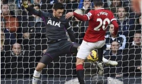 Robin van Persie gagal menaklukkan kiper Tottenham Hotspur Hugo Lloris dalam lanjutan Liga Primer Inggris, Ahad (28/12).